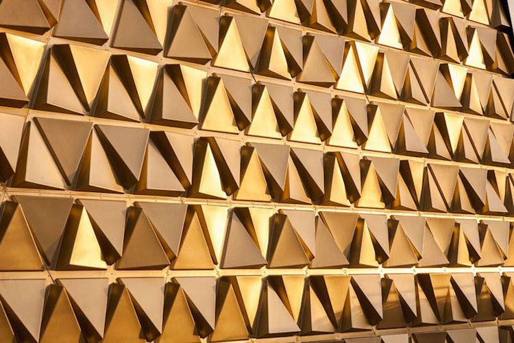 moderne-fassadengestaltung-gold-detail-dreieck-struktur-schimmer
