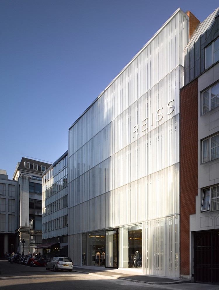 Moderne Fassadengestaltung -weiss-glasfassade-minimalistisch-ladenfassade-Reiss