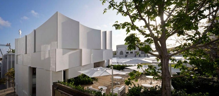 Moderne Fassadengestaltung -weiss-paneele-ladenfassade-terrasse-dior