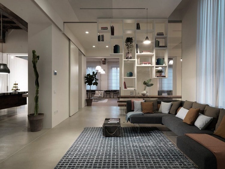 Moderne Musterwohnung wohnbereich-sofa-teppich-hängendes-bücherregal