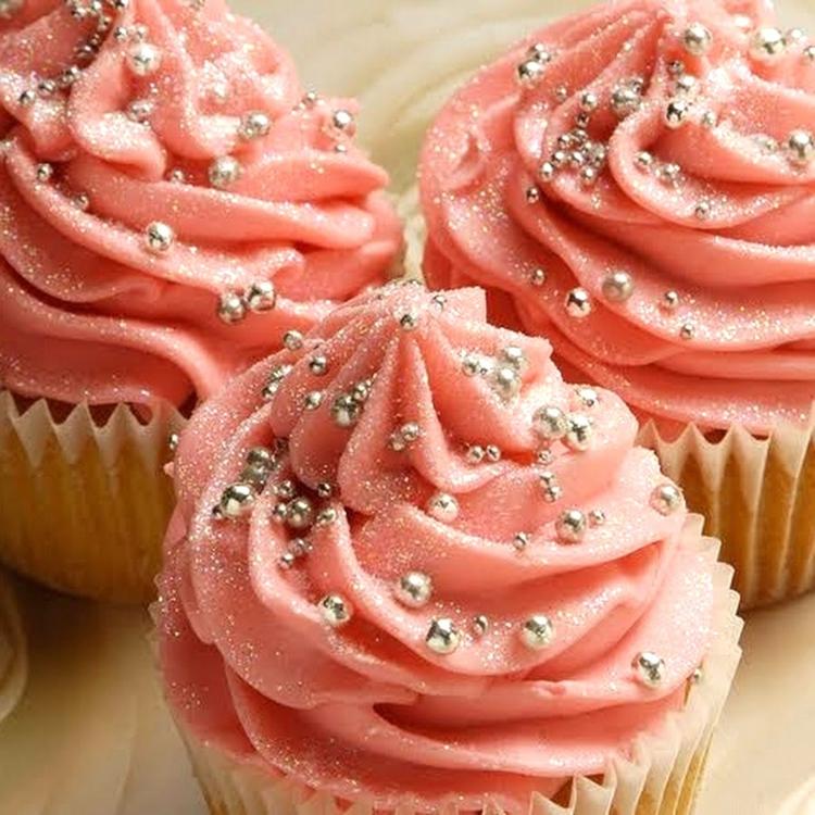 nachtisch für silvester cupcakes-vanille-teig-süss-buttercreme-haube-rosa-glitzer-zucker-perlen