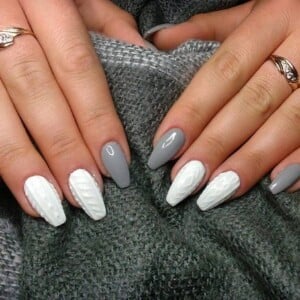 nageldesign-winter-grau-weiß-winterliche-nageldesigns-strick-nägel