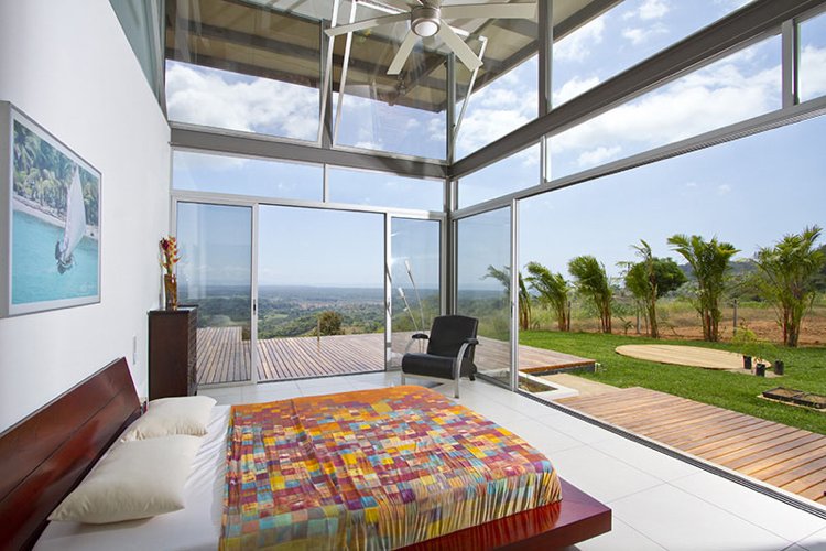 Panoramafenster zum Highlight -haus-schlafzimmer-terrasse-holzdielen-terrassentüren