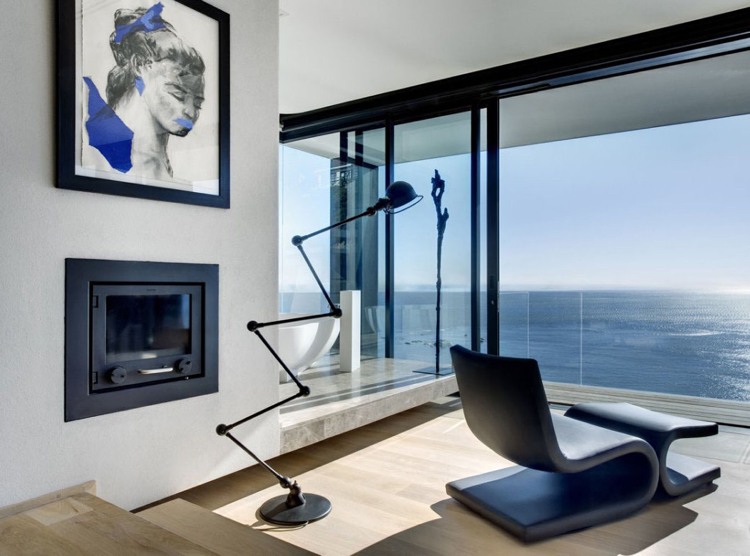 panoramafenster-highlight-ozean-ausblick-kamin-leseecke-badewanne