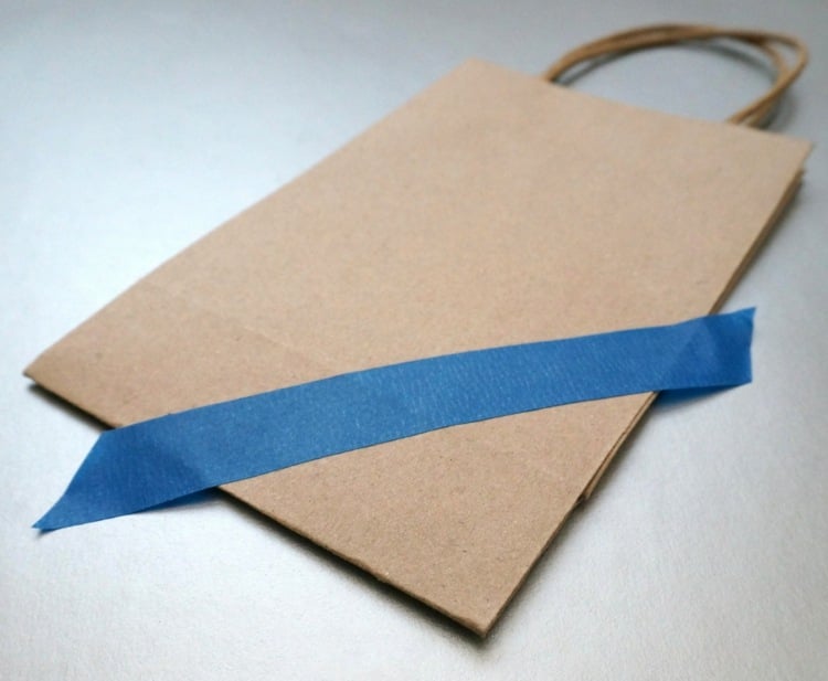 papiertüten basteln diagonal-klebeband-druck-bastelidee-geschenk-farben-pinsel