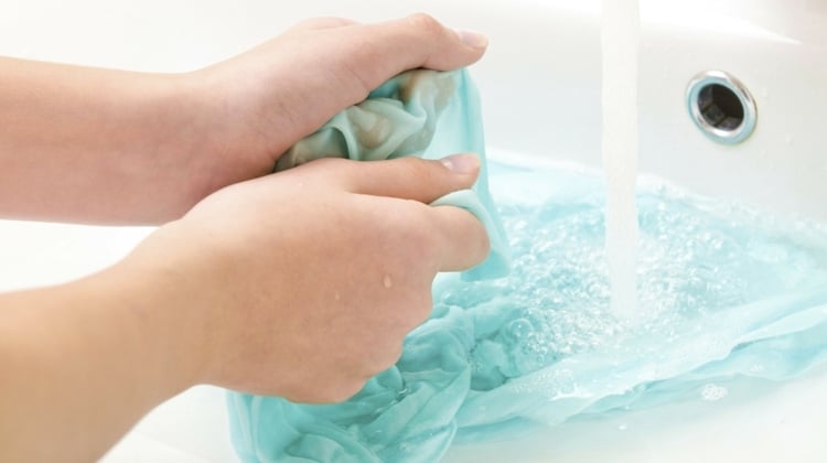 reinigung der kleidung waschen-ohne-waschmittel-schweiß-reinigen