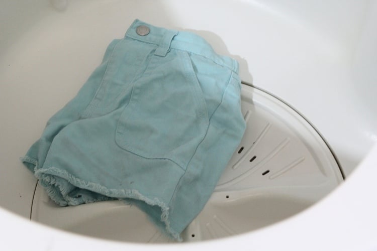 reinigung-kleidung-verfärbte-sachen-waschmaschine-waschen-bleichen-weiß