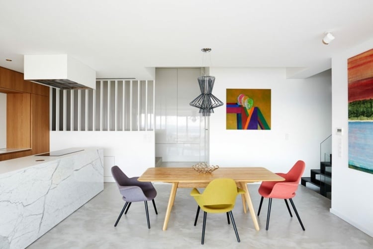 retro einrichtung essbereich-möbel-bunt-farben-kunststoff-stühle-marmor