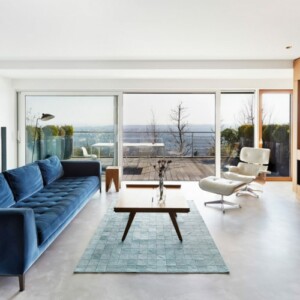 retro einrichtung sitzbereich-dunkelblau-sofa-teppich-lounge-sessel