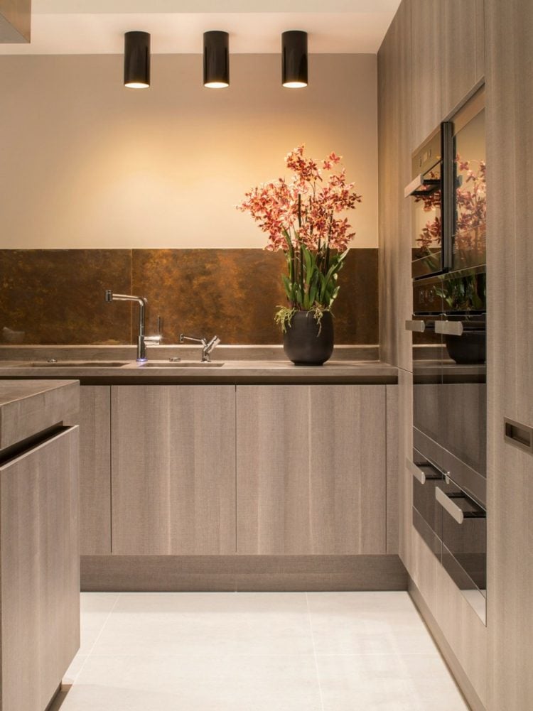 rückwand-küche-modern-minimalistisch-metall-spritzschutz-grau-holz