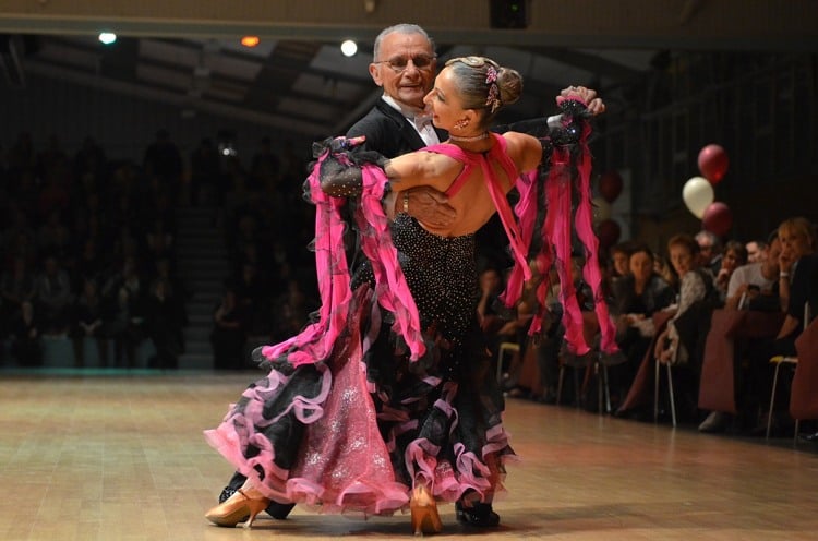 Tanzen lernen -senioren-tanzsport-turnier-lateinamerikanisch-kostüm