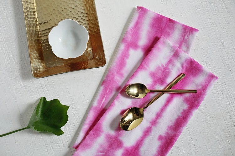 Textilien färben stoffservietten-shibori-färbetechnik-rosa
