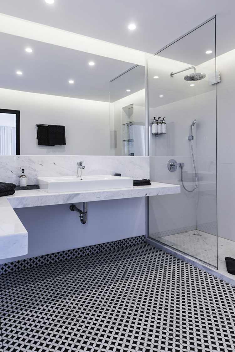 urlaub-bulgarien-badezimmer-gestaltung-marmor-weiß-naturstein-dusche