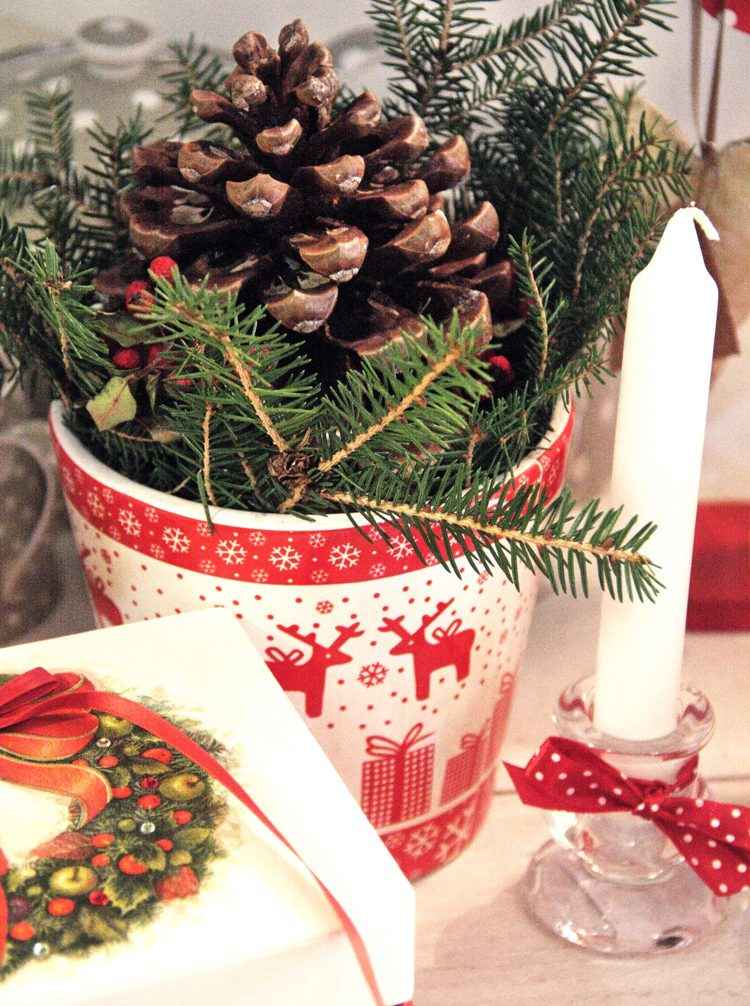 vasen-dekorieren-weihnachten-advent-zapfen-tischdeko-festlich