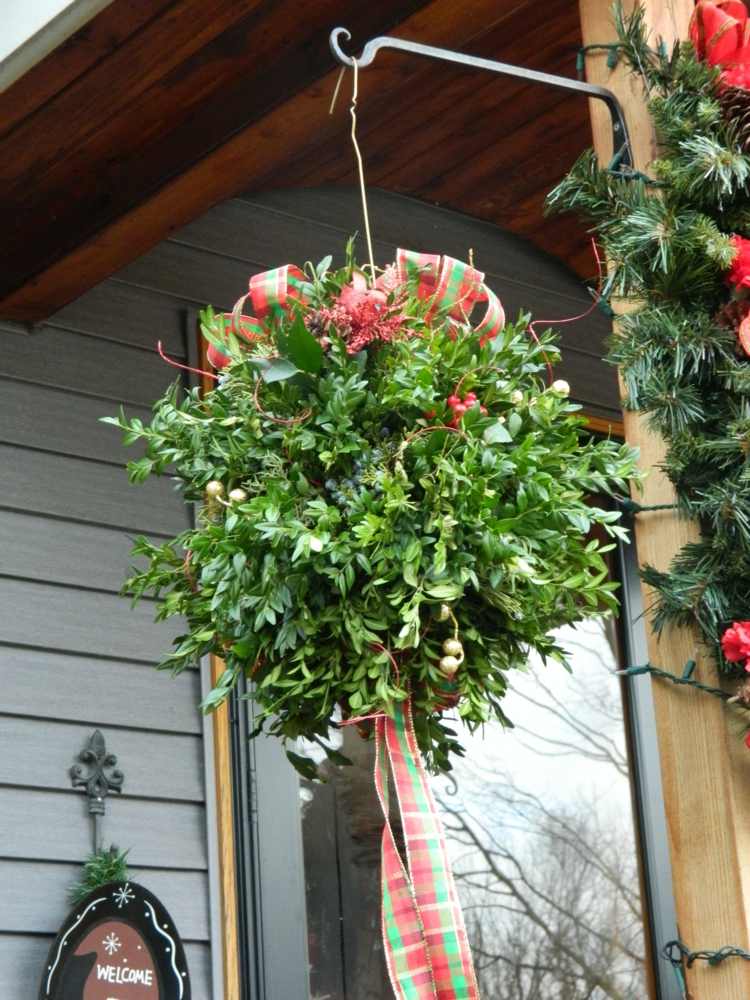 weihnachtsdeko-selber-machen-draußen-kissing-ball-veranda-terrasse-garten