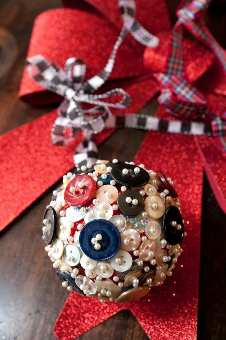 weihnachtsdeko-selber-machen-kissing-ball-knöpfe-basteln-geschenke-bastelideen