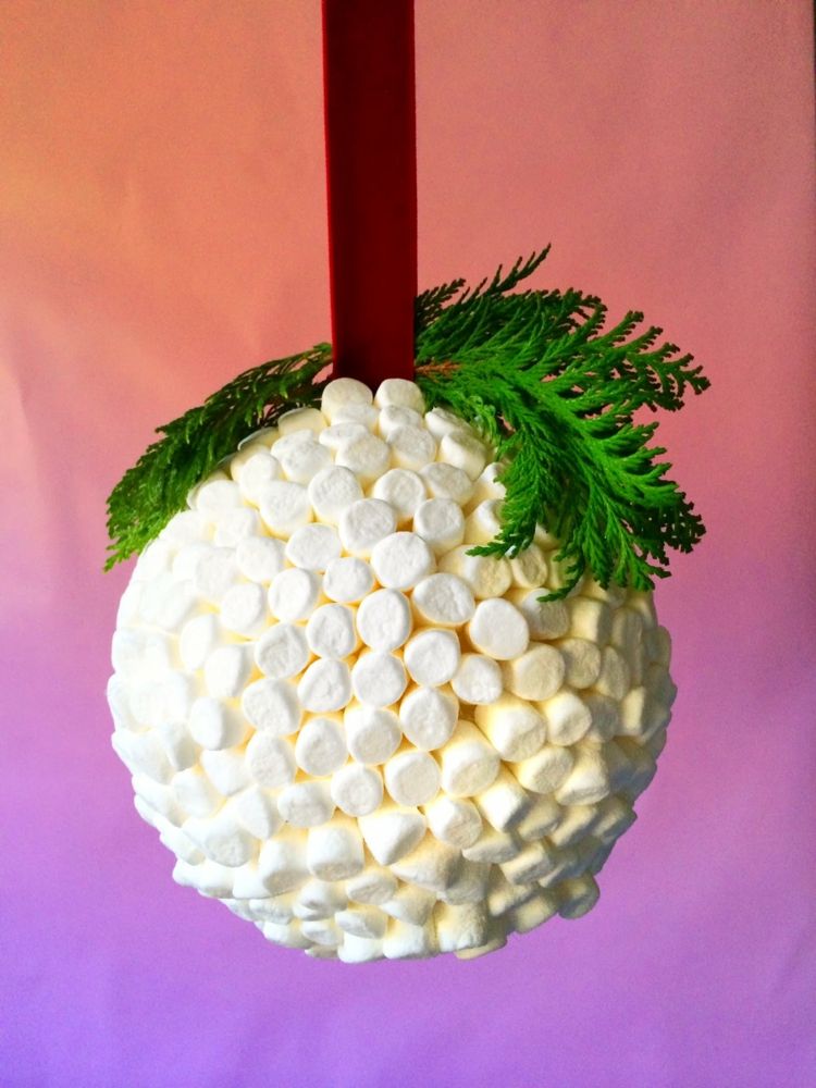 weihnachtsdeko-selber-machen-kissing-ball-marshmallows-fenster-dekoration