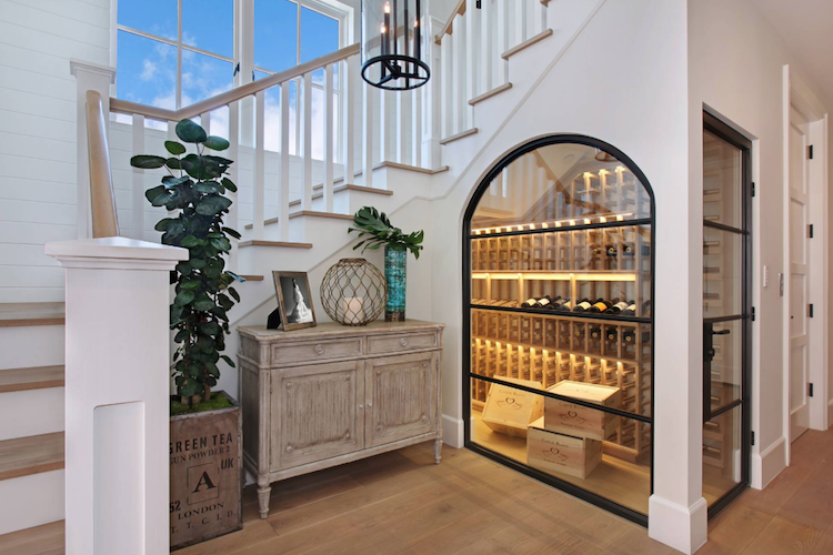 weinkeller-bauen-modern-gestalten-treppe-weinkammer-weinregal