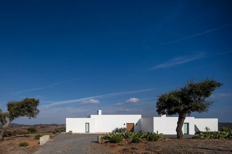 Weiße Hausfassade architekturhaus-portugal-flachdach