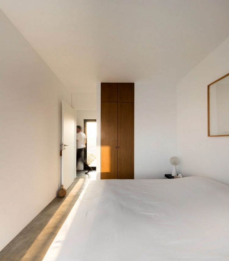 weißes-schlafzimmer-holz-kleiderschrank-wandbild