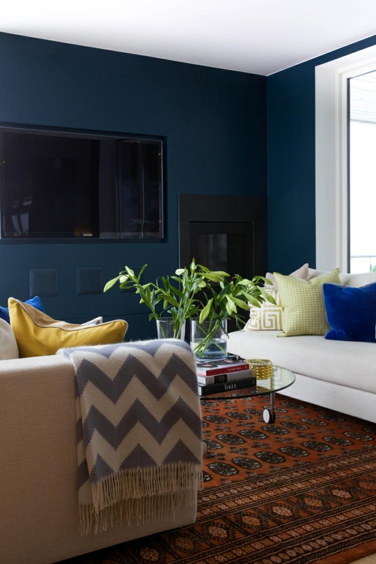 wohnzimmer farben- wandfarbe-blau-petrol-perserteppich-fernseher
