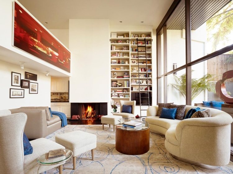 wohnzimmer-renovieren-bücherregal-leiter-bilder-sofa-beige-kissen-dunkelblau-beistelltisch