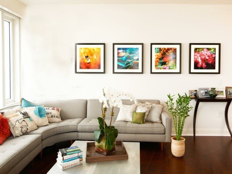 wohnzimmer-renovieren-eckcouch-dekokissen-orchidee-bilder-farbig-holzrahmen-topfpflanze