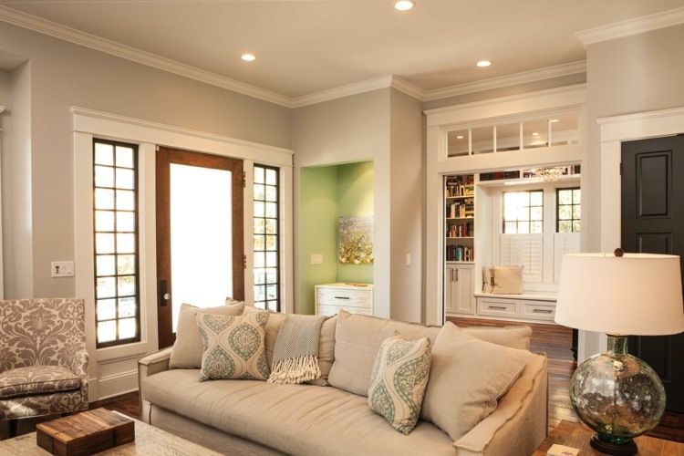 wohnzimmer renovieren nische-wandfarbe-hellgrün-tischlampe-sofa-sessel-stoffbezug-beige-narürlich