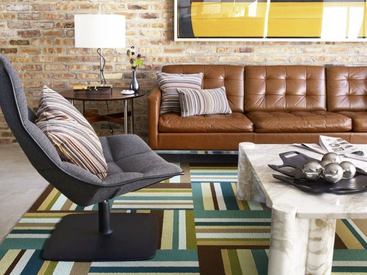 wohnzimmer-renovieren-relaxsessel-lederchouch-wandgestaltung-tepppich-bilder-dekokissen-marmortisch