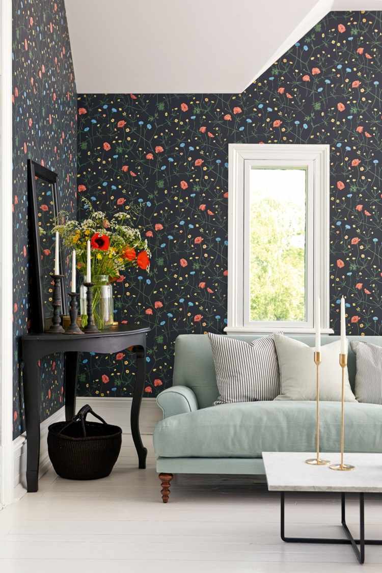 wohnzimmer wand-tapete-blumen-vintage-schwarz-mintgrün-sofa-beistelltisch