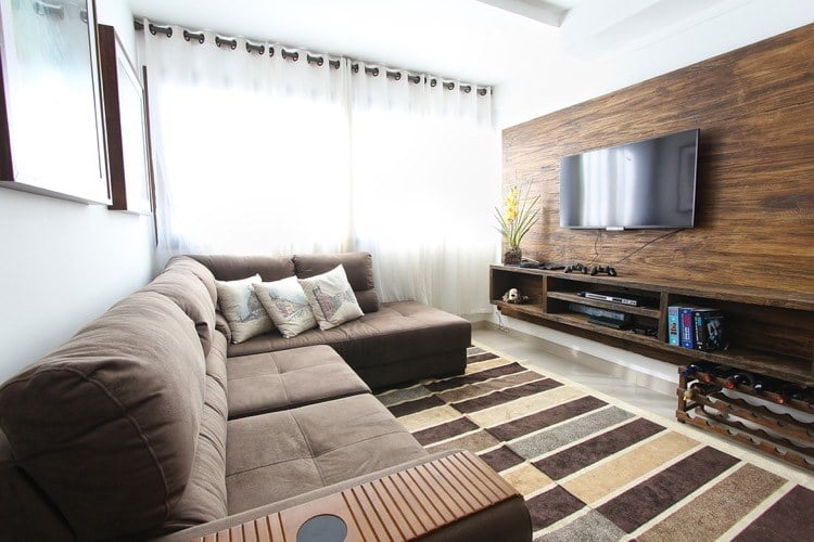 Fernseher aufhängen kabel-verstecken-wohnzimmer-holz-wandpaneel-sideboard-abstand