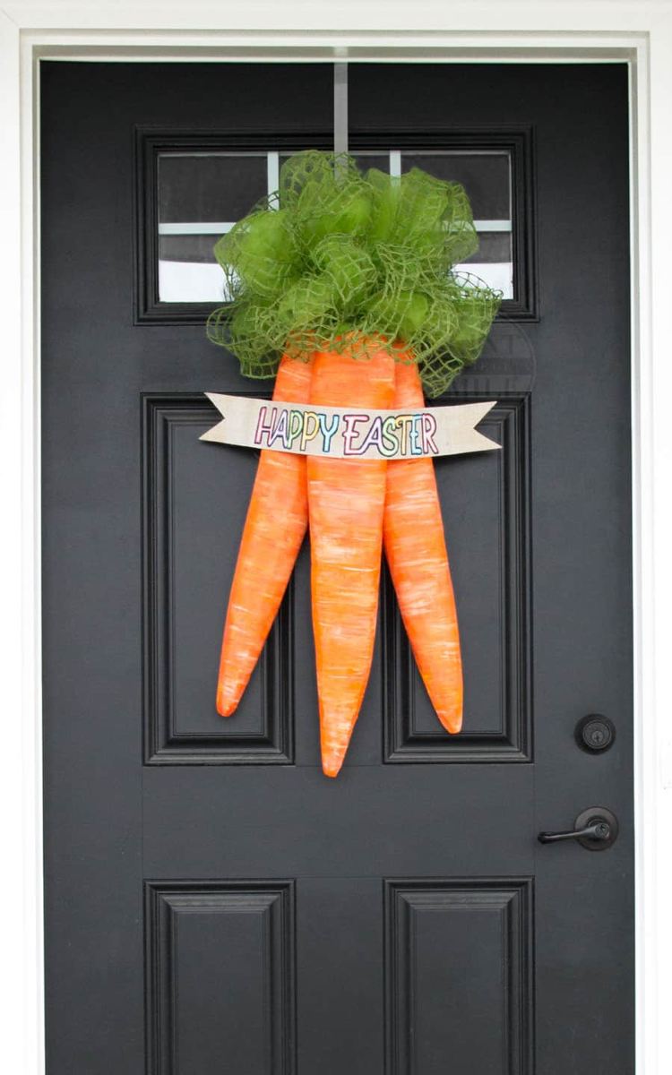 Osterdeko aus Holz für draußen Osterkranz mit Karotten für Eingang