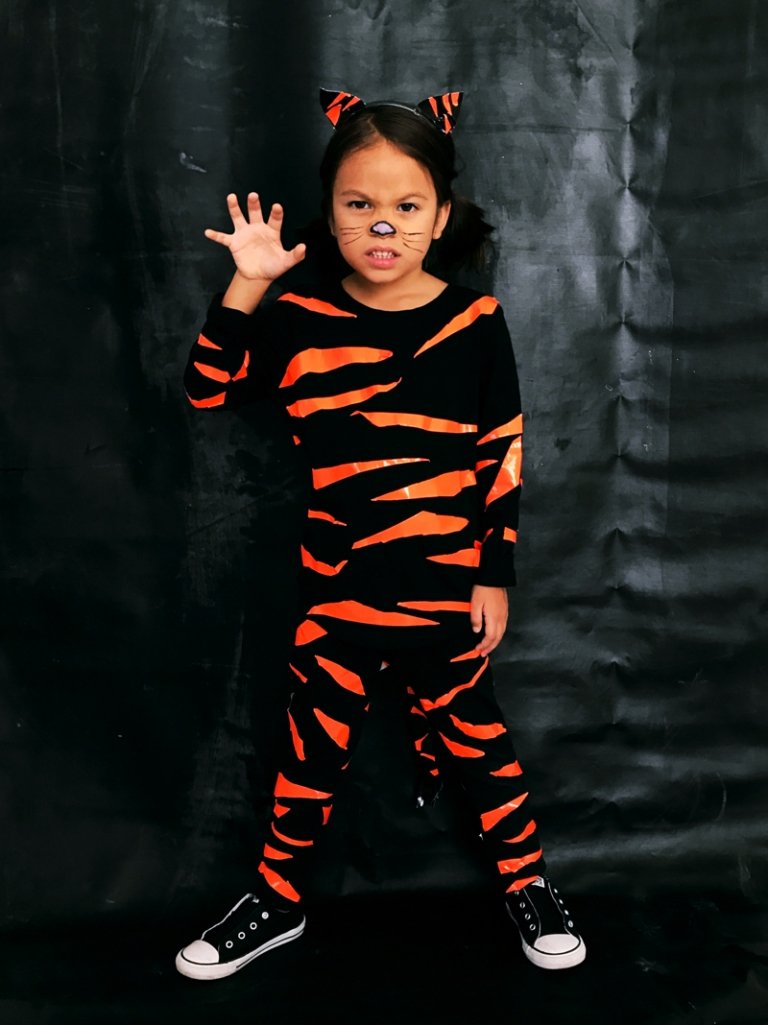 Tiger Faschingskostüm für Kinder selber machen mit Klebeband
