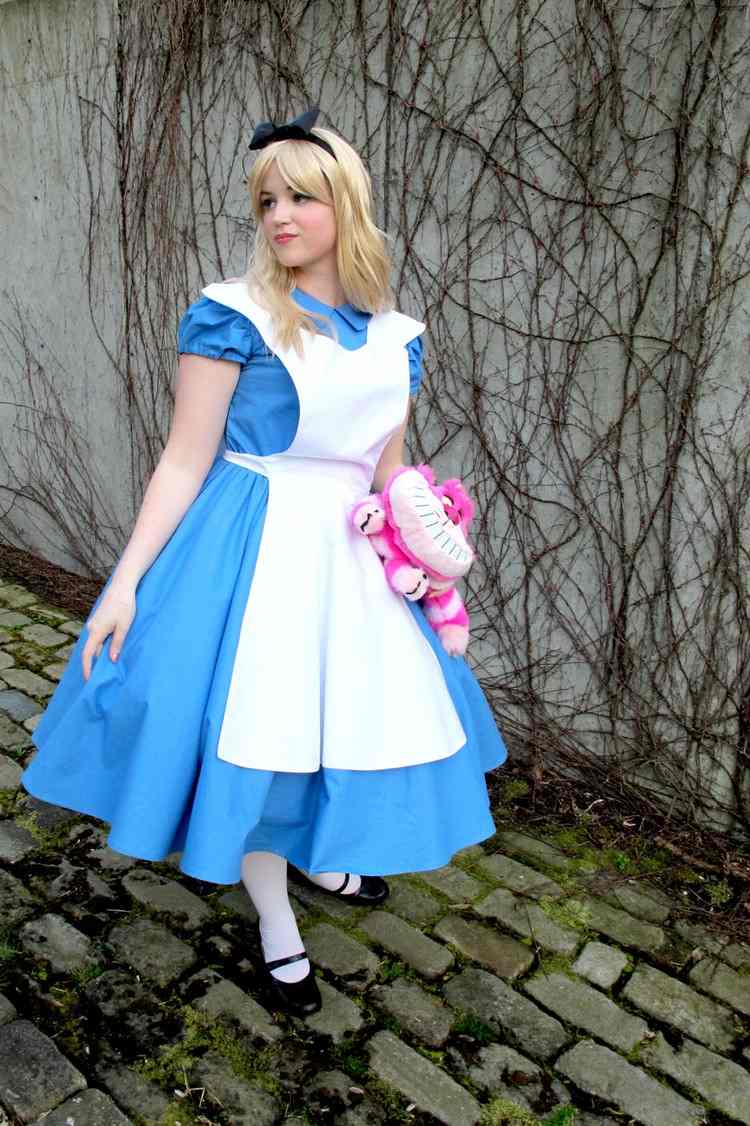 Alice im Wunderland Kostüm blaues-kleid-weiße-schürze-grinsekatze