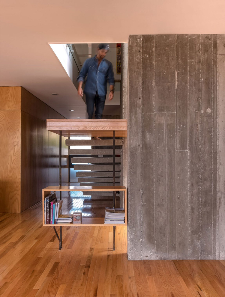 architektenhaus-flur-interior-modern-beton-parkettboden