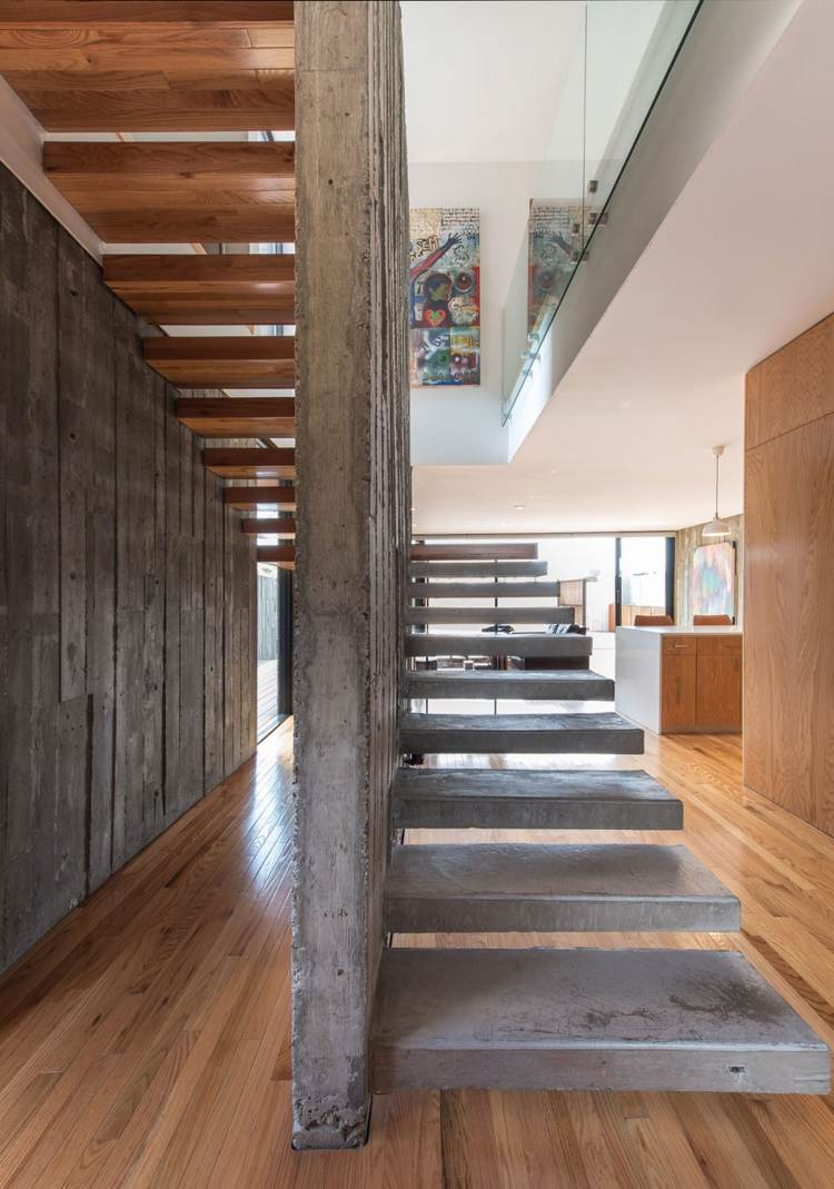 architektenhaus-intereur-parkettboden-treppe-beton-holz