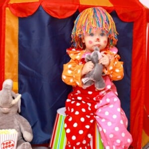 baby-kostüm-clown-zirkus-bunte-perücke-schnurhaare