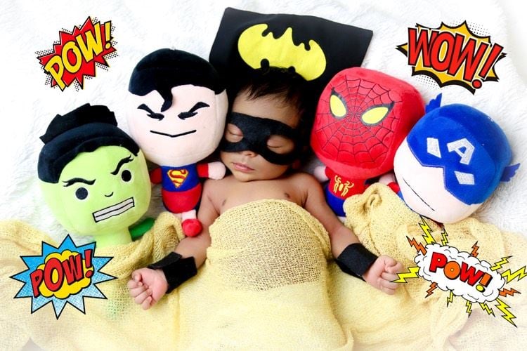 baby-kostüm-fotoshooting-superhelden-puppen-batman
