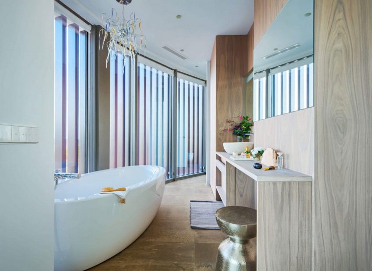 badezimmer-holzmöbel-badewanne-panoramafenster
