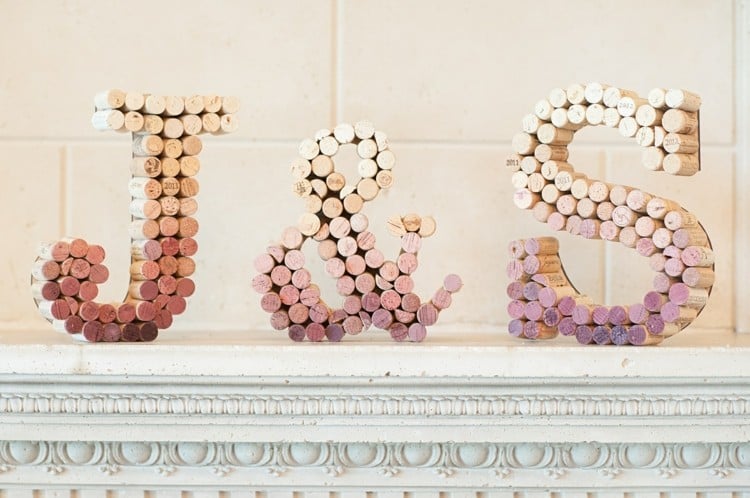 basteln mit korken dekoration-buchstaben-initialien-bemalen-rosa-lila