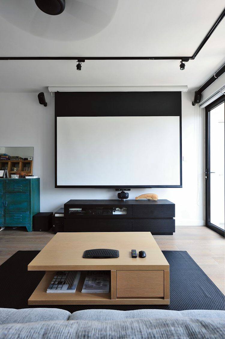 beamer-wohnzimmer-klein-couch-couchtisch-commode-spiegel-teppich-glastür-tastatur-deckenleuchten