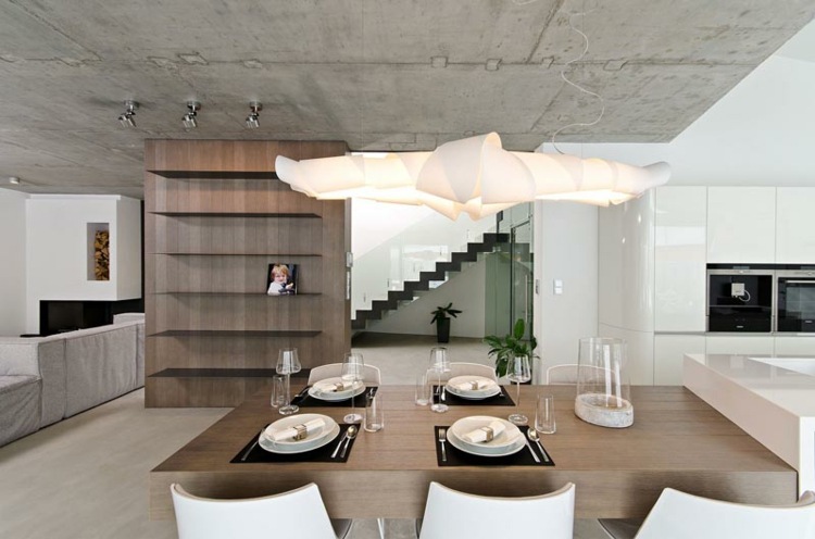 betonwand selber machen essbereich-wohnbereich-hängelampe-kochinsel-couch-regalwand-esstisch-geschirr-decke-betonpaneele