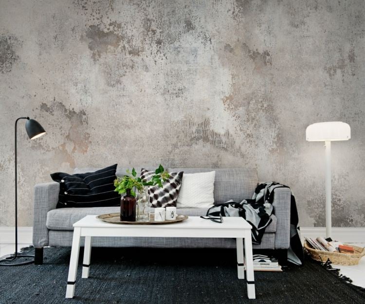 betonwand-selber-machen-wandanstrich-betonoptik-matalloptik-stehlampen-decke-bücher-korb-tisch-couch