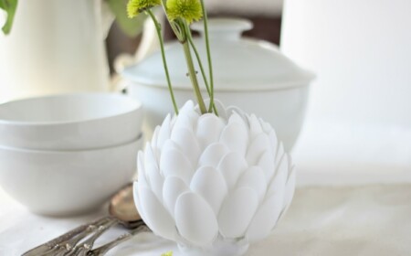 blumen-basteln-plastiklöffel-artischocke-weiß-farbe-einweckglas-bekleben