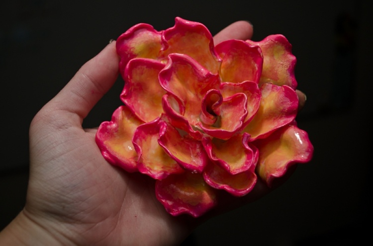 blumen basteln plastiklöffel-bemalen-acryl-farben-rose-nelke