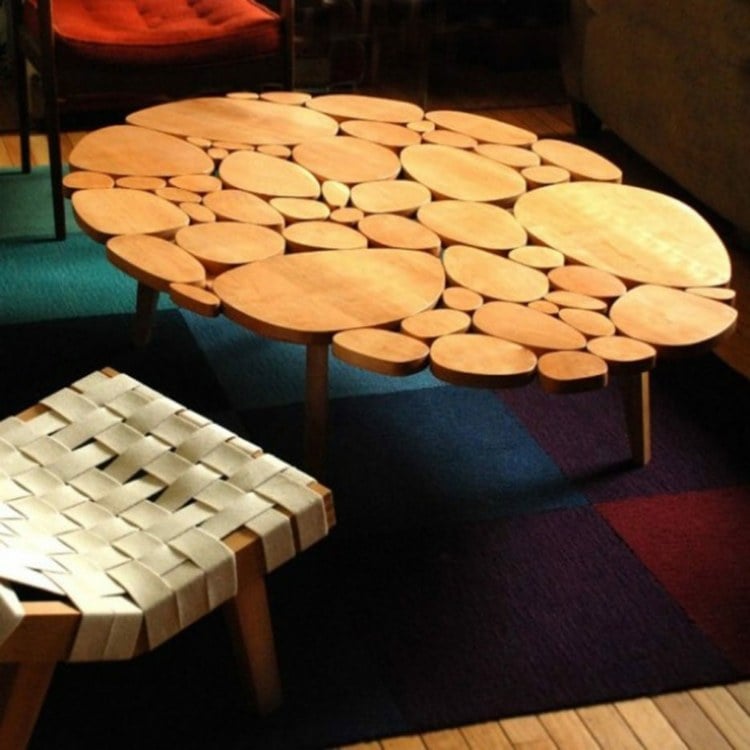 couchtisch-holzscheibe-stühle-teppich-bunt-blau-lila-rot-parkett-rund-naturmaterial
