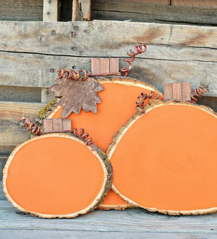 deko-holzscheiben-herbst-dekorieren-kürbisse-gestalten-orange-farbe
