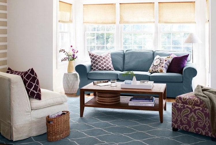 einrichtungsbeispiele-wohnzimmer-farbe-blaues-sofa-teppich