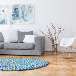 filzkugelteppich-rund-selber-machen-blau-weiss-wohnzimmer