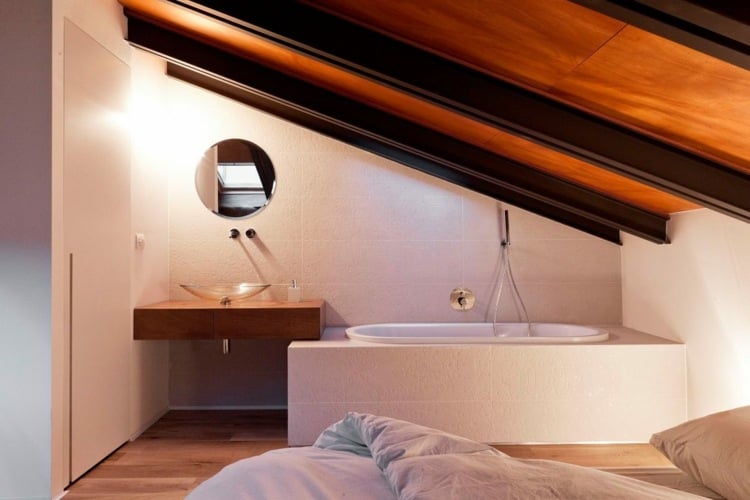 fliesen-großformat-schlafzimmer-badewanne-waschkonsole-runder-spiegel
